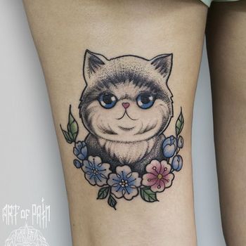 Татуировка женская графика на бедре котенок