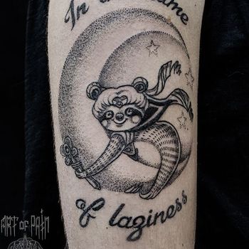 Татуировка мужская графика на руке ленивец