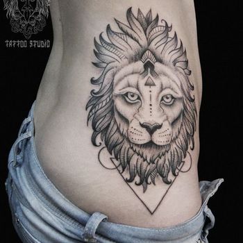 Татуировка женская графика на боку лев