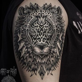 Татуировка мужская графика на плече лев и узоры