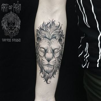 Татуировка мужская графика на предплечье голова льва