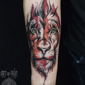 Татуировка мужская графика на предплечье лев а языках пламени