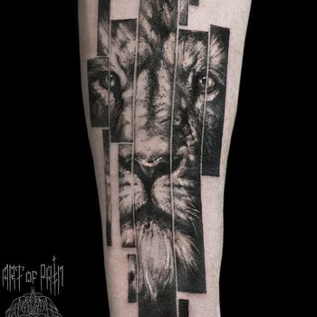 Татуировка мужская графика на предплечье отражение льва