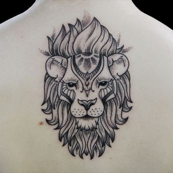 Татуировка женская графика на спине лев