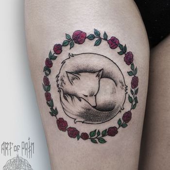 Татуировка женская графика на бедре лиса