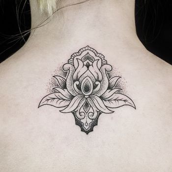 Татуировка женская графика на спине лотос