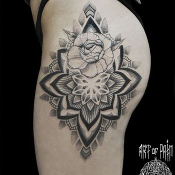 Татуировка женская графика на бедре мандала с розой