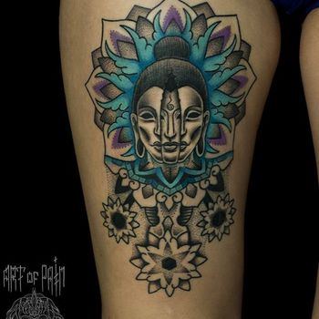 Татуировка женская графика на бедре мандала и Будда