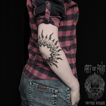 Татуировка женская графика на локте мандала