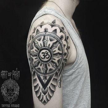 Татуировка мужская графика на плече мандала и санскрит