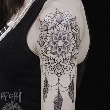 Татуировка женская графика на плече мандала
