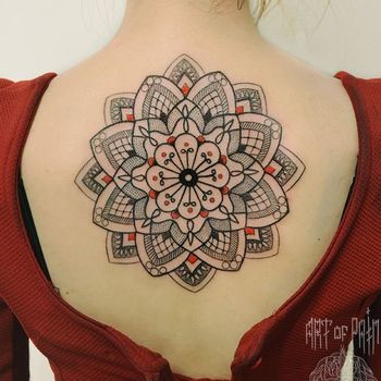 Татуировка женская графика на спине мандала в черно-бело-красном цвете