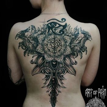 Татуировка женская графика на спине мандала, Глаз Гора и птицы