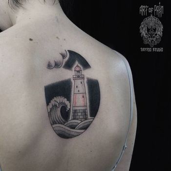 Татуировка женская графика на спине светящий маяк