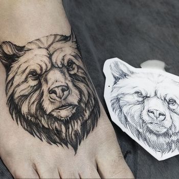 Татуировка мужская графика на ноге голова медведя