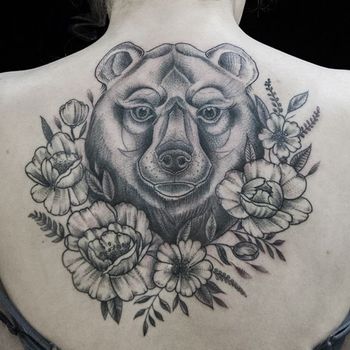 Татуировка женская графика на спине медведь