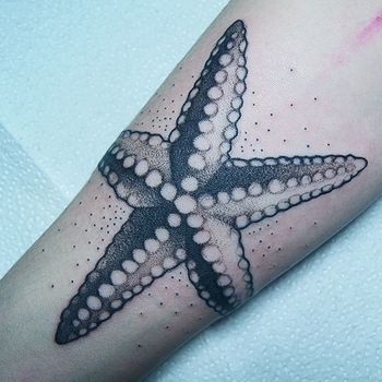 Татуировка женская графика на предплечье морская звезда