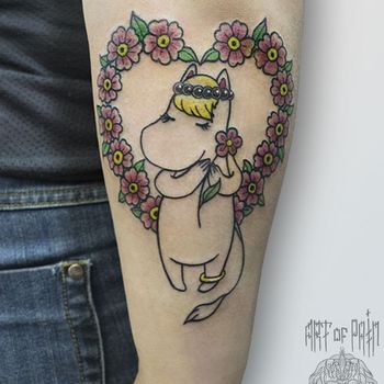 Татуировка женская графика на руке муми троли