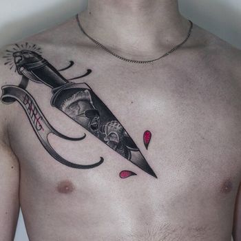 Татуировка мужская графика на груди нож и портрет