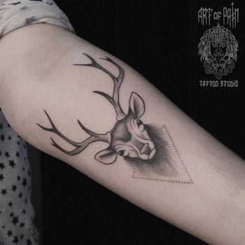 Татуировка женская графика на предплечье олень