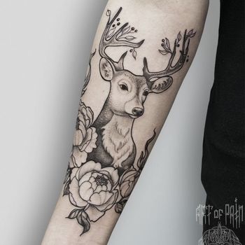 Татуировка мужская графика на предплечье олень
