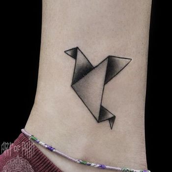 Татуировка женская графика на щиколотке оригами