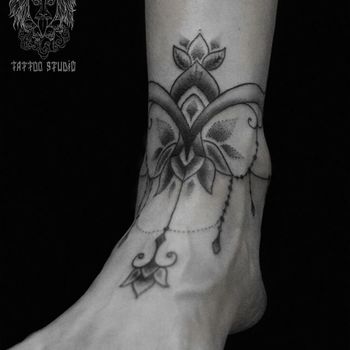 Татуировка женская графика на щиколотке орнамент