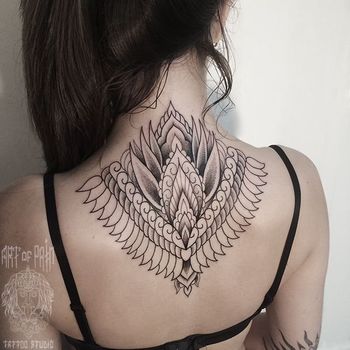 Татуировка женская на спине графика «Орнамент с крыльями»