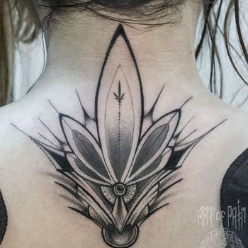 Татуировка женская графика на спине орнамент «Лилия»