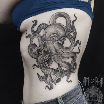 Татуировка женская графика на боку осьминог