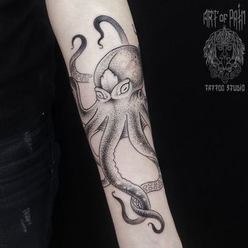 Татуировка женская графика и дотворк на предплечье осьминог