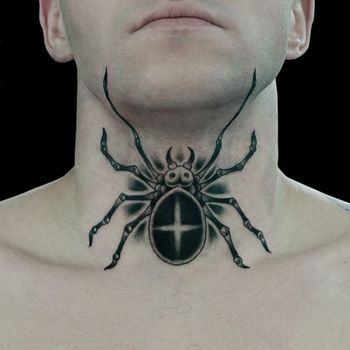 Татуировка мужская графика на шее паук