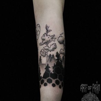 Татуировка женская на предплечье в стиле графика лесной пейзаж