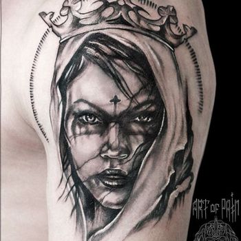 Татуировка мужская графика на плече тёмная королева
