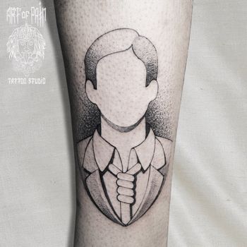 Татуировка мужская графика на предплечье портрет без лица