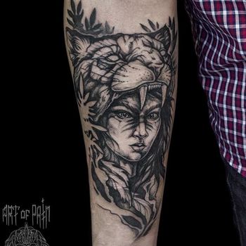 Татуировка мужская графика на предплечье девушка в шкуре рыси