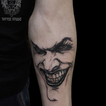 Татуировка мужская графика на предплечье портрет Джокера