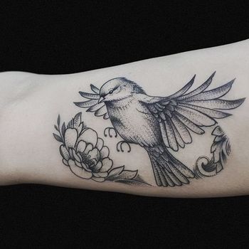 Татуировка женская графика на бицепсе птицы