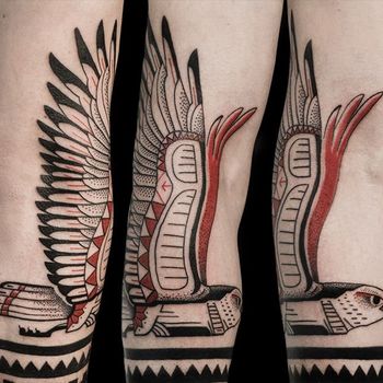 Татуировка мужская графика на руке индейский орёл
