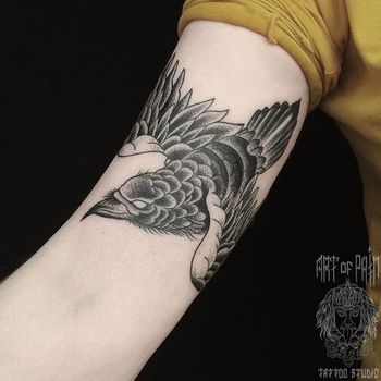 Татуировка мужская графика на руке птицы