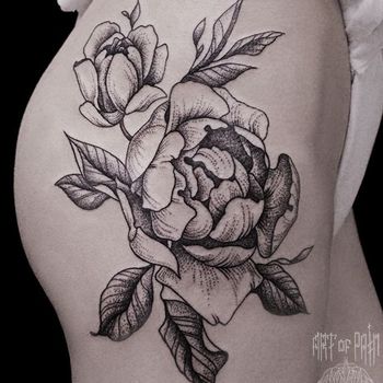 Татуировка женская графика на бедре роза