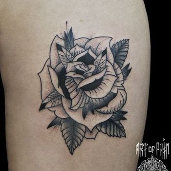 Женская татуировка на бедре розы в стиле графика