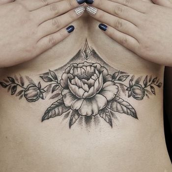 Татуировка женская графика на груди роза