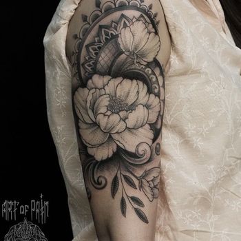 Татуировка женская графика на плече цветы и орнамент