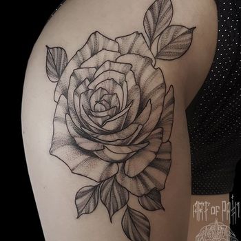 Татуировка женская графика на плече роза