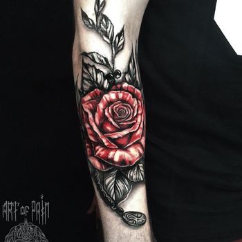 Татуировка женская графика на руке красная роза