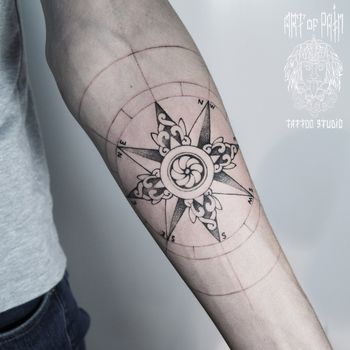 Татуировка мужская графика на предплечье роза ветров