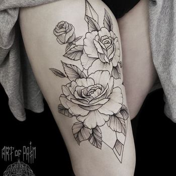 Татуировка розы на женском бедре (стиль: графика)