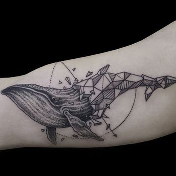 Татуировка мужская графика на бицепсе кит