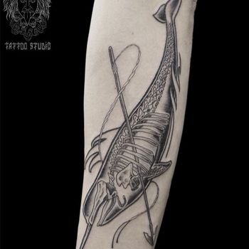Татуировка мужская графика на предплечье рыбы